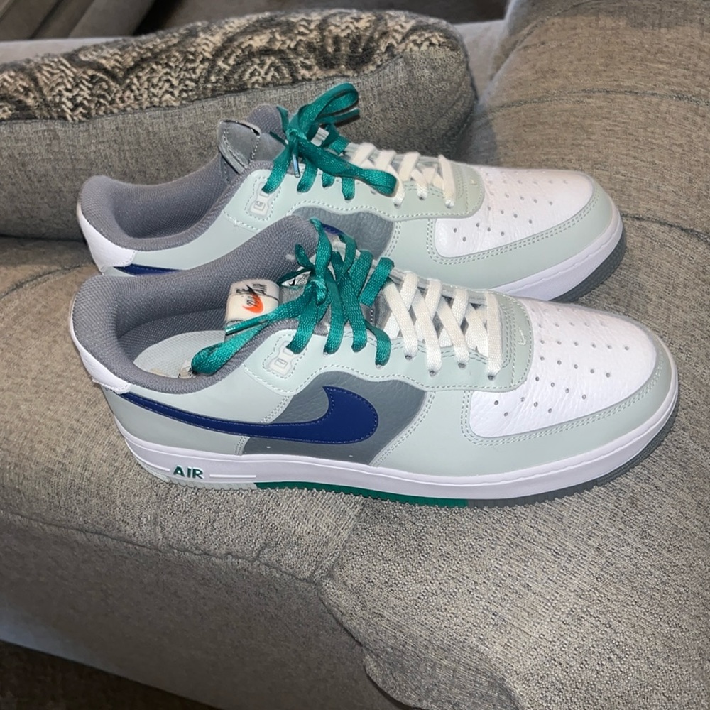 I’m selling Air Force ones cleaning out my closet only put it one once’s